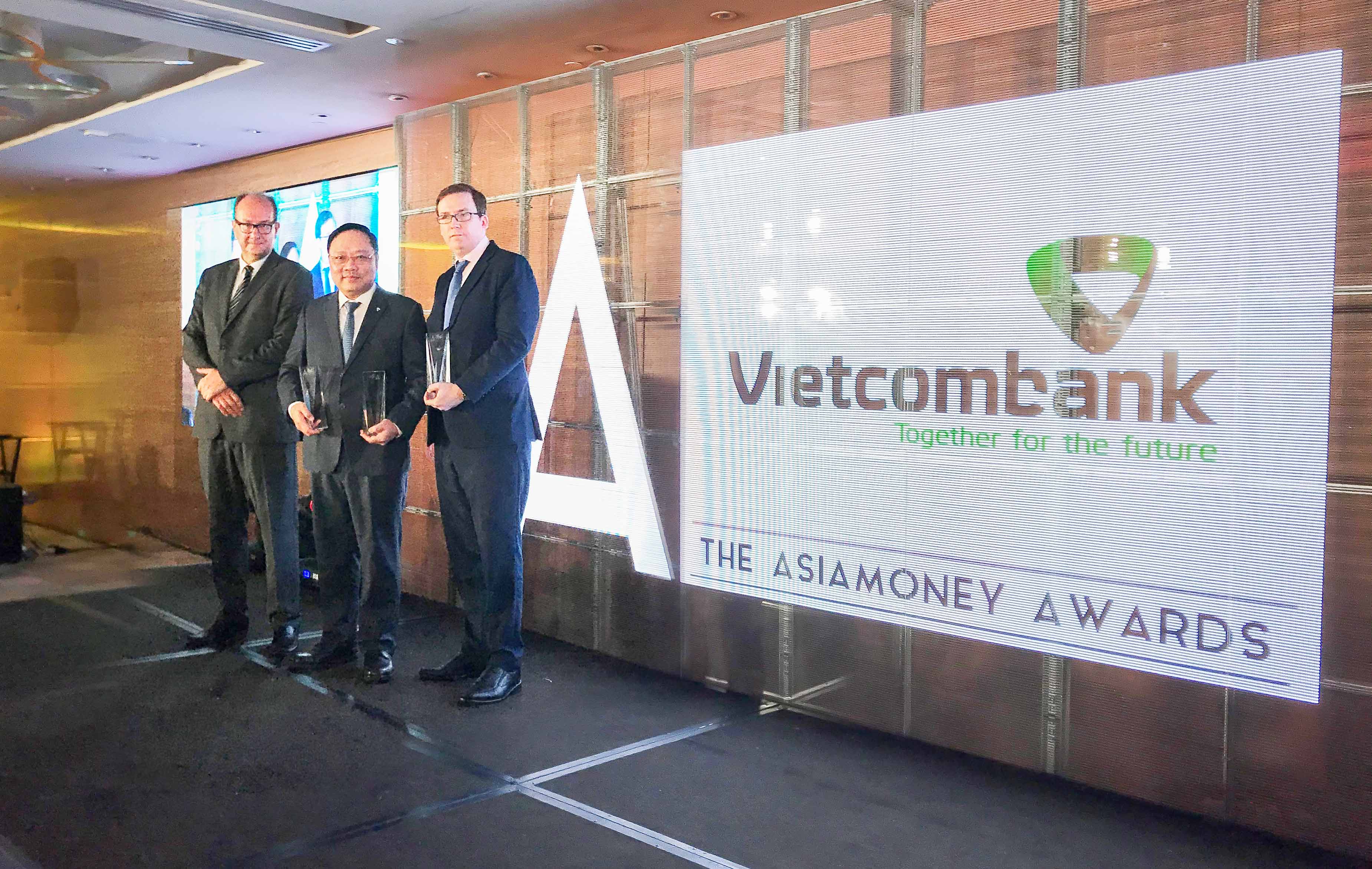 Vietcombank nhận giải thưởng NH tốt nhất và nổi bật nhất trong ngành tài chính Việt Na
